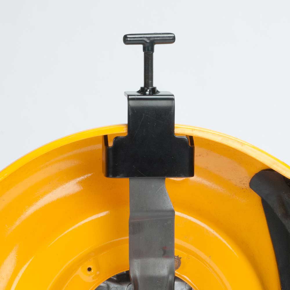 Removing riding online mower blades
