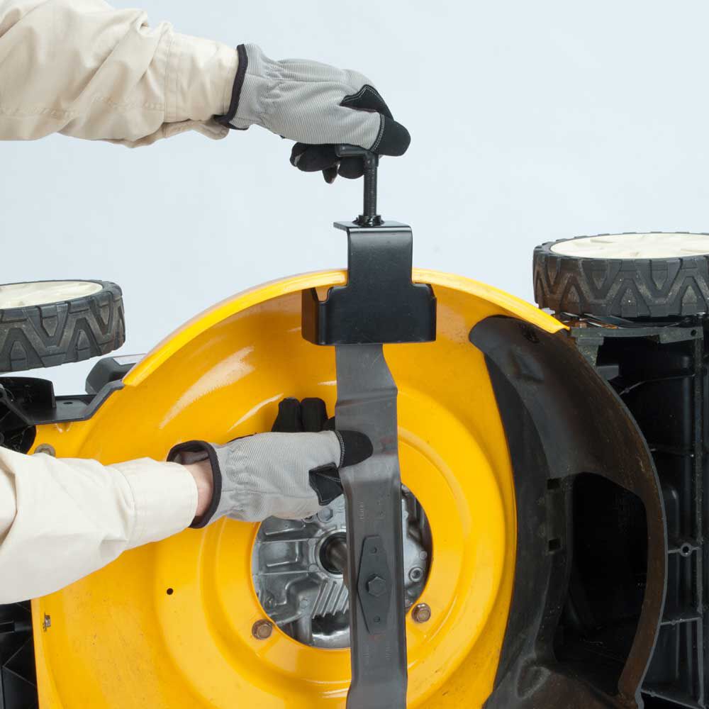 Honda mower blade best sale removal